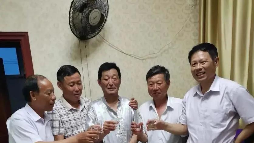 我一个战友，他退役经商，几度发财，数次入蹲狱，后参加缅北雇佣军，潇洒疯癫度一生！