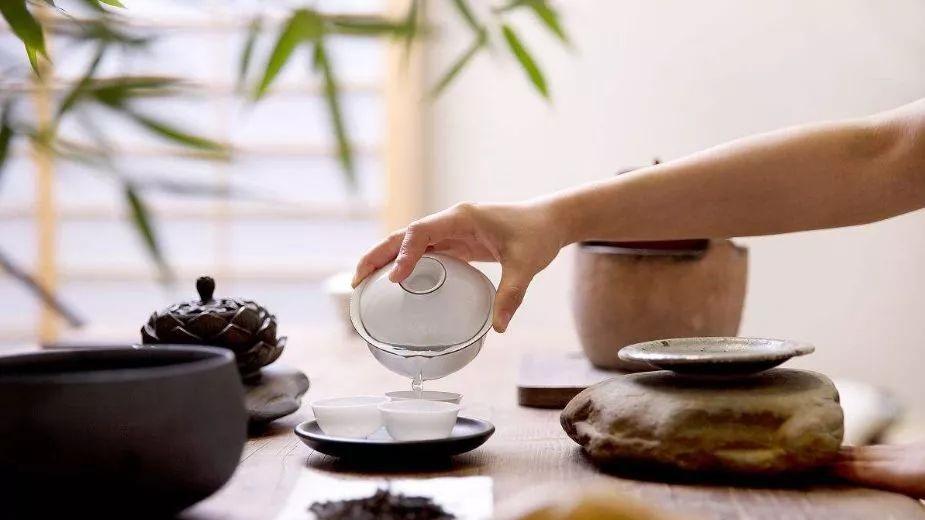 一个人喝普洱茶的最高境界：不是品茶，而是“驯服时间”