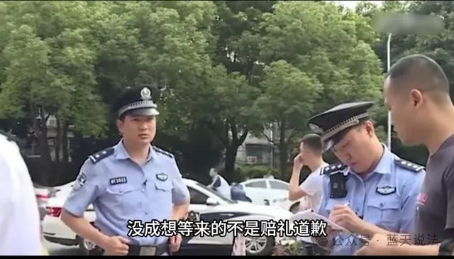 北京房山，因保安不让进小区，男子堵在小区门口2小时，结局大快人心
