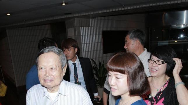 翁帆剪短发显老20岁！穿拼色蓝裙配丝袜贵妇范十足，同框老公杨振宁总算有点夫妻相了