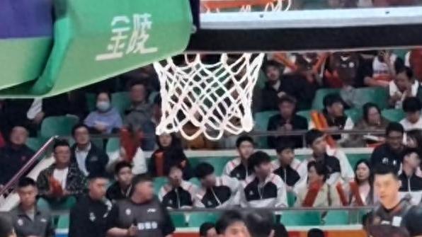 CBA赛场：一笑泯恩仇，兄弟情深，谁是真正的赢家？