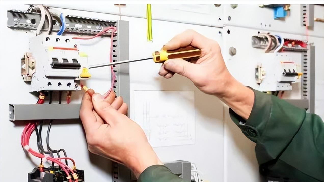 电工接线过程中，应该先接火线还是零线？