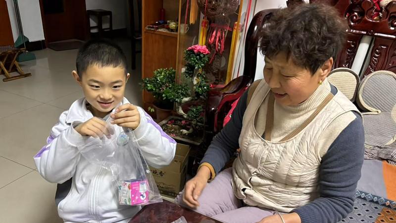 傲徕峰社区开展“服务一老一小，计生协在行动”志愿服务活动