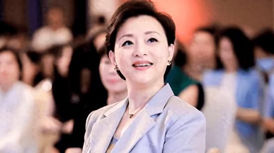 他是杨澜的儿子，不仅身高1米85，就连长相也像复制粘贴