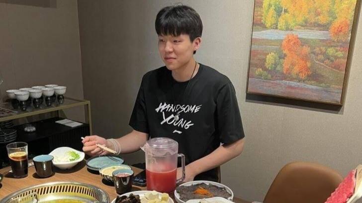 忍不住了，杨瀚森女友社媒回怼球迷，暗示不会在近期回国