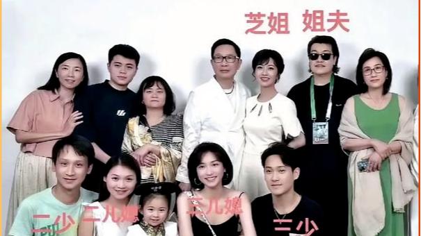 71岁赵雅芝直播带货，却被骂“一把年纪还出来卖笑”，她为何沦落到如此境地？