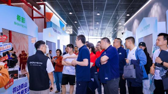 华为赋能 + 黑科技亮相！希影投影仪闪耀南山羽企同行展会，林丹为决赛冠军颁奖