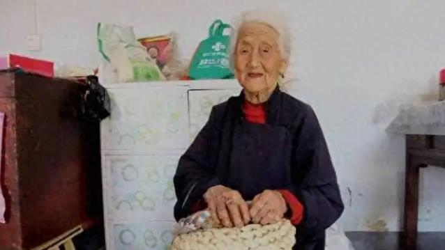 “网红百岁奶奶”，102岁时健步如飞调皮捣蛋，80岁儿媳追不上她