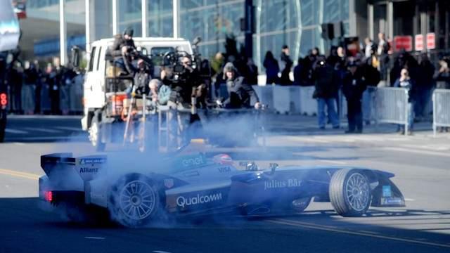 孙俪单手倒车入库，车技惊艳引热议