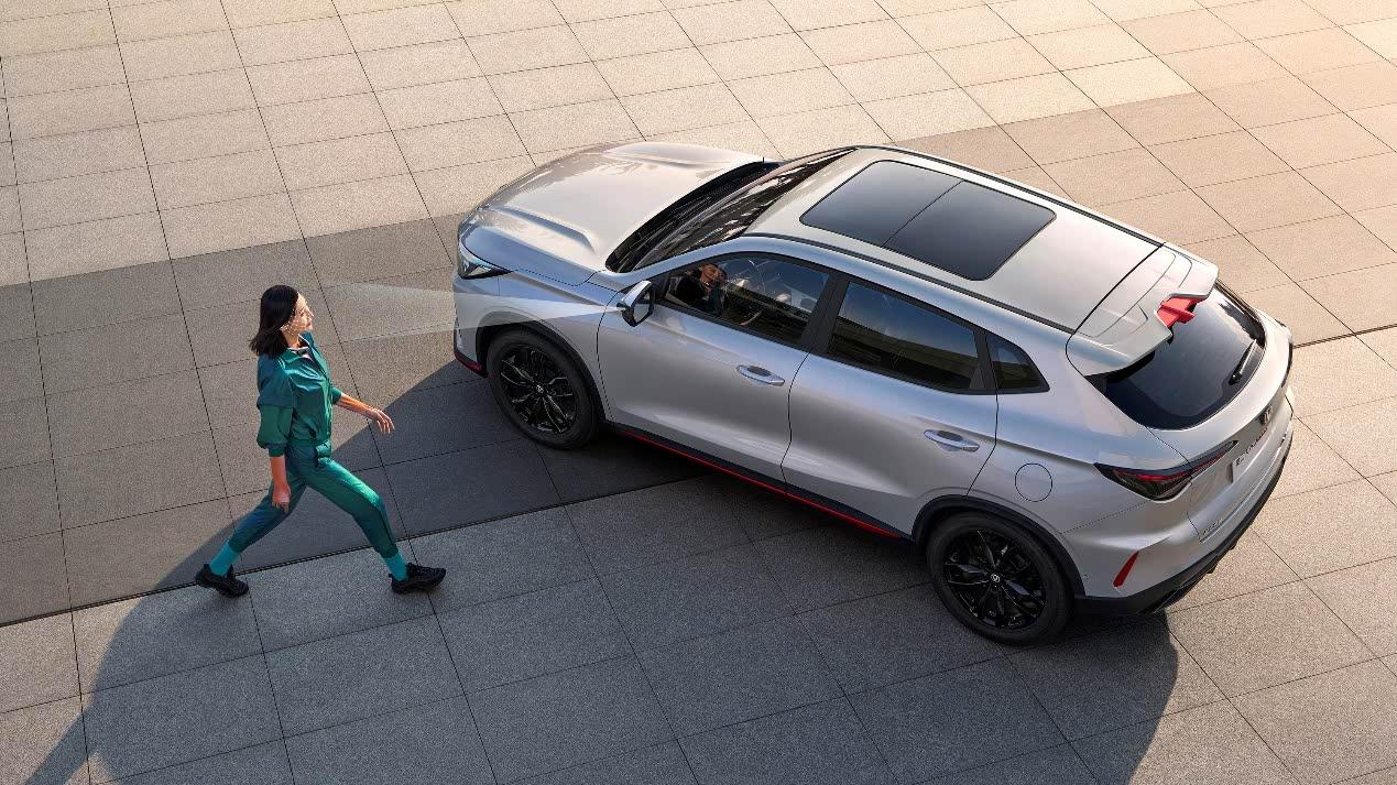 长安X5 PLUS鲸喜版售8.99万！配备30英寸环抱式三联屏