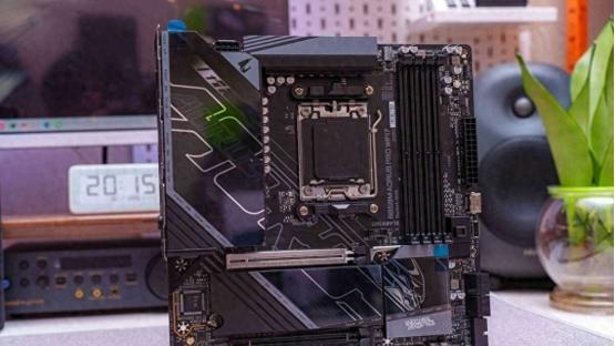 技嘉 B850M 电竞雕体验：16 相供电 + Wi-Fi7，千元出头装机首选