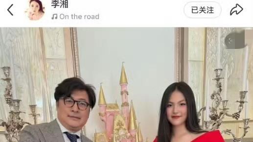李湘现身机场穿红衣抢镜，离婚后和前任同框画面太意外！