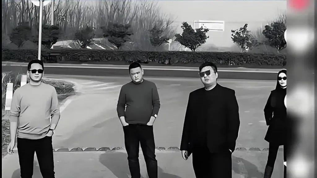 连小孩子都在模仿《漂白》的站位，怪不得张译当初拒绝宣传《狂飙》