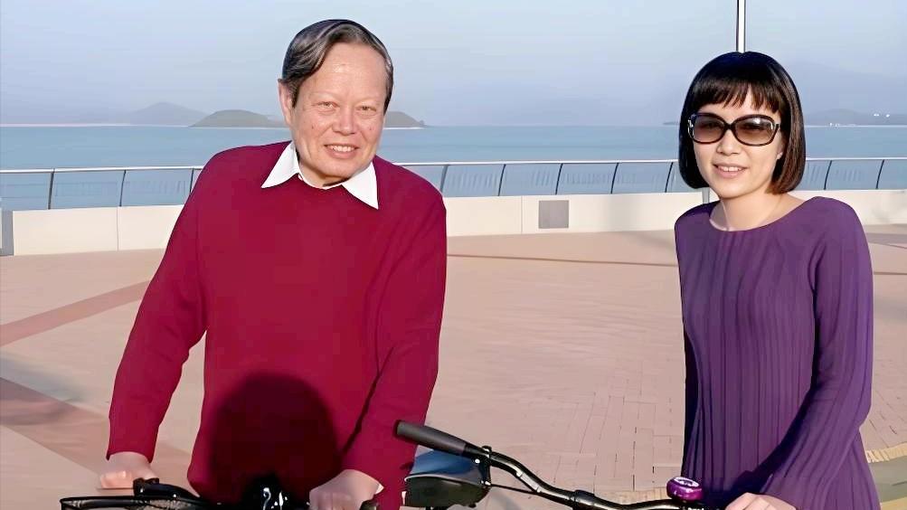 北京八宝山：群众自发送别杨振宁，连日来清华园多个场景让人动容