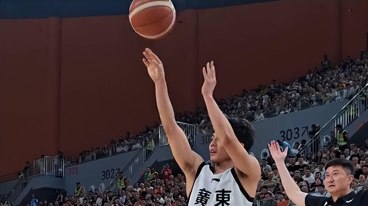 广东险胜8分迎3连胜！徐杰14分，杜锋批评刘传兴，谁注意大刘表情