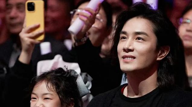 戚薇、李承铉跨年舞台上花式秀恩爱，看着好辣眼睛，网友：好油呀