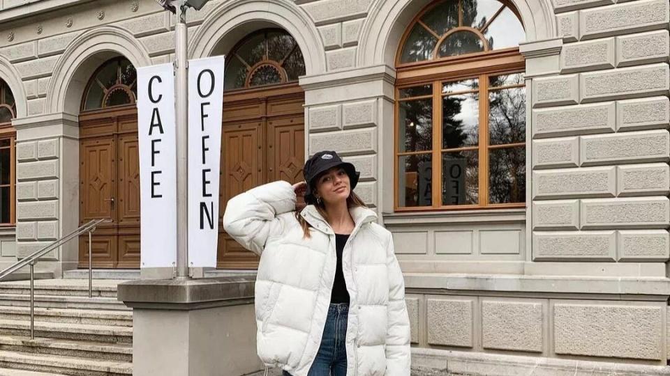 冬天耐穿耐看的是白色羽绒服，温柔气质形象明媚，仙女范十足