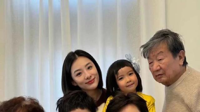 刘璇为老公庆祝48岁生日，一家四口长得都好看！