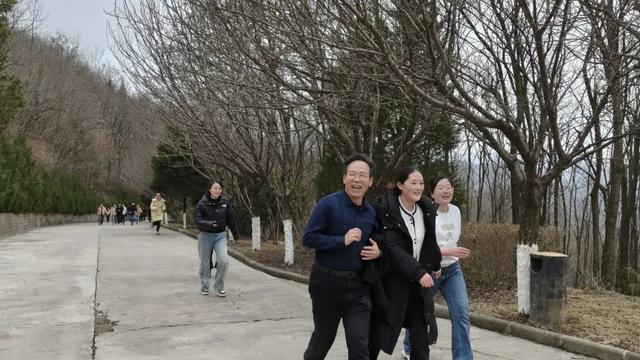 麟游县医院春日踏青，赏景之旅，巾帼风采绽放