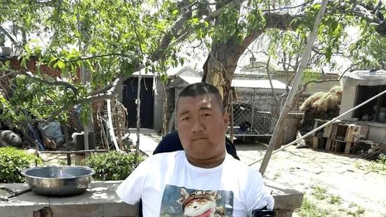 “筷子哥”袁立东：天生没有四肢，却能实现结婚生子，年收入百万