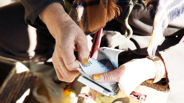 她带父母出国游，婆婆怒断房贷，高情商有多重要？