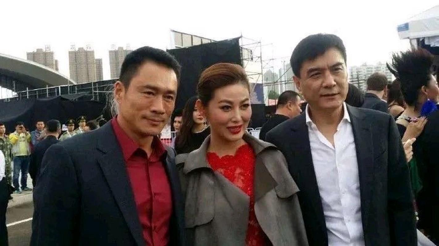 “西门庆”李强戏里风流，戏外腼腆晚婚，48岁终遇真爱