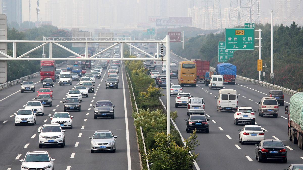 高速开120一直在左车道行驶，后方来车就加速，这么做错了吗？