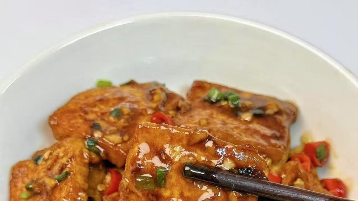 香煎豆腐是一道外酥里嫩、非常下饭的家常菜。