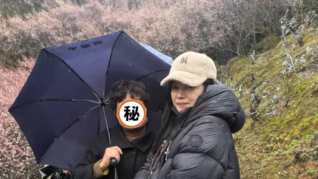 赵薇被封杀后低调现身，佩戴佛珠发文祝众生开悟，她是否在酝酿复出？