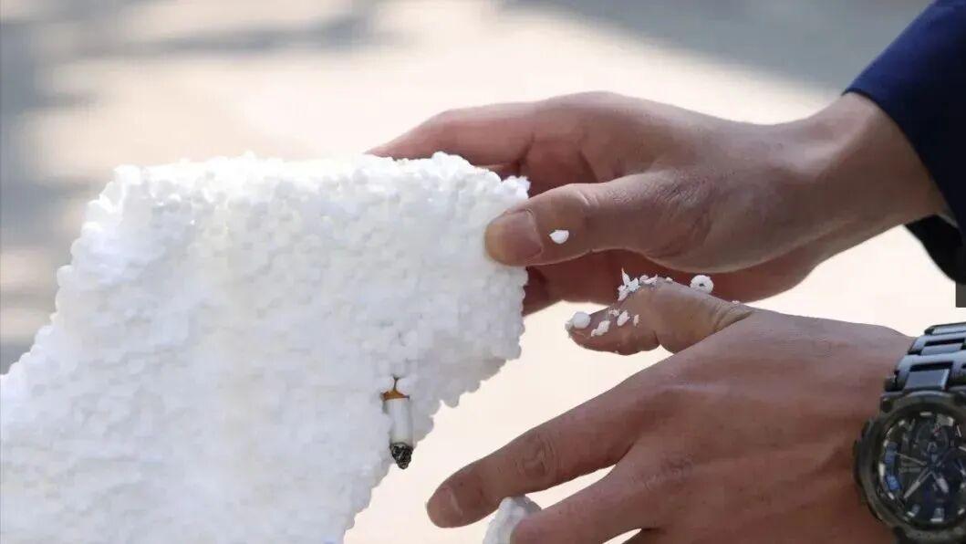 打火机一点就燃！一学校教学楼顶板竟用可燃泡沫彩钢