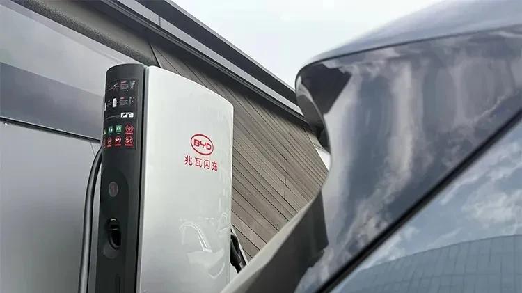 比亚迪掀起充电革命！10分钟续航600公里 蔚来换电模式遭重击