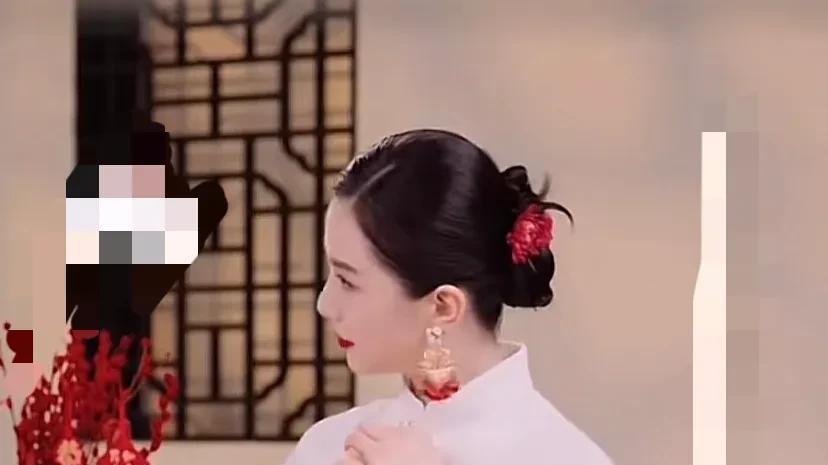 刘诗诗今晚直播也太好看了吧，东方形容美的词都用她身上不为过