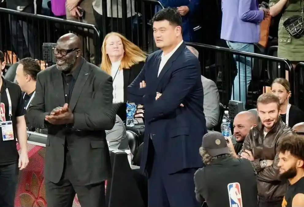 成龙马云贝克汉姆！NBA中国赛众星云集，郎朗妻子现身力挺曾凡博
