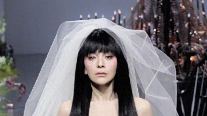 54岁女演员“雪姨”王琳穿短裙婚纱走秀，气场全开！本人曾称“不想那么快变老，一直在运动”