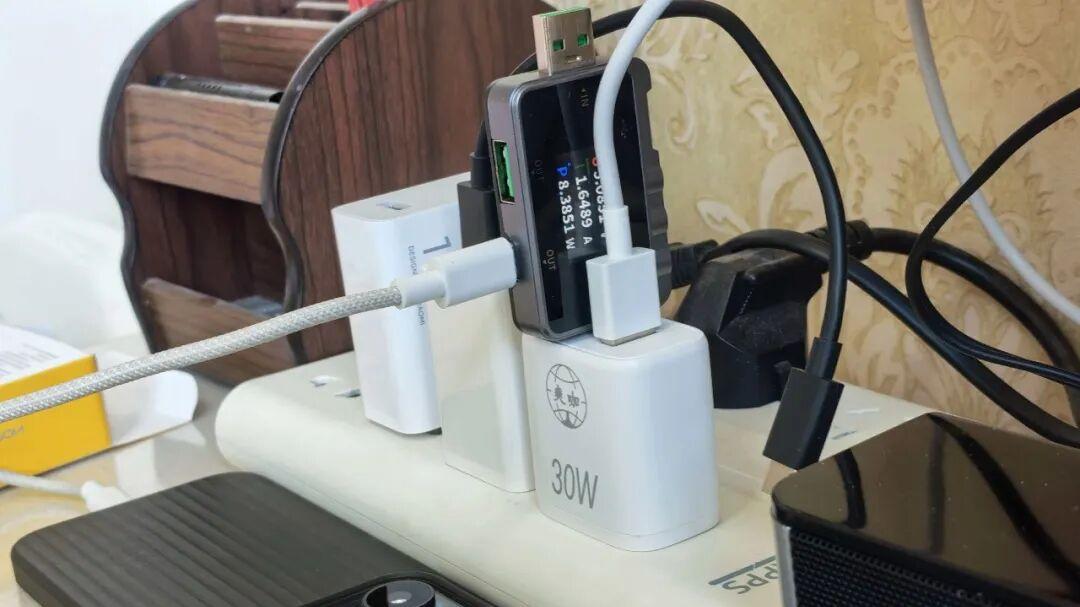 4.7元捡漏双口mini充电头，实测功率30W，自带3C认证