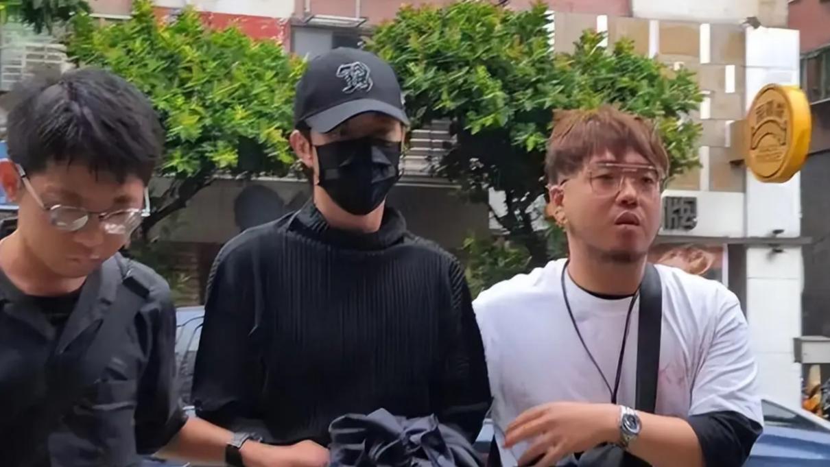 演艺圈“闪兵风波”，真正被推上断头台的，却是一个妈妈！