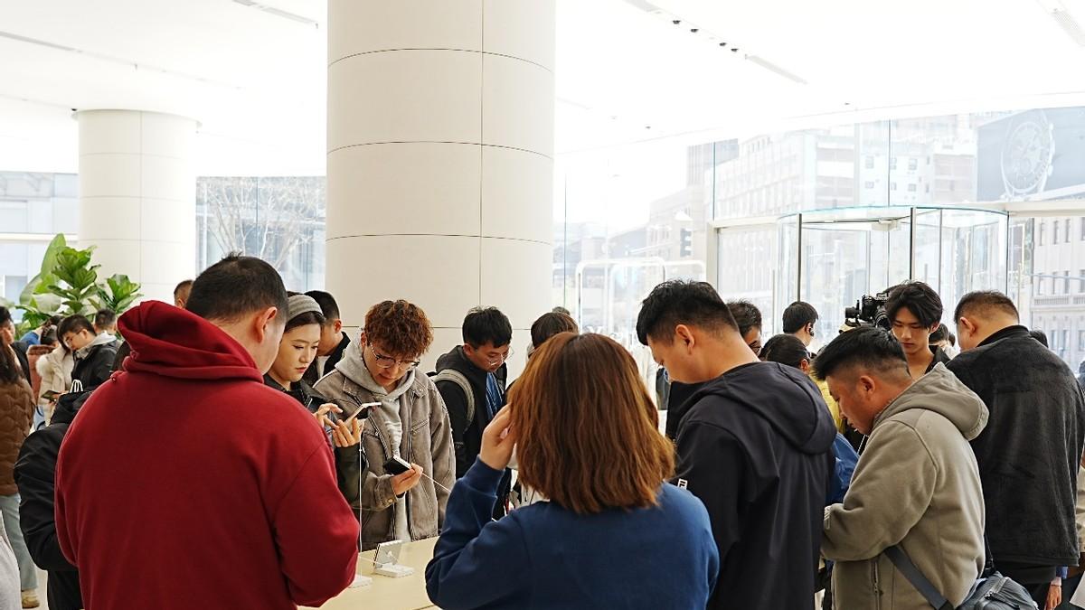 华为Pura X今日首销，创新阔型设计，引领时尚品味