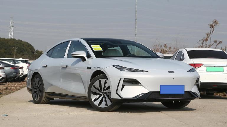 入门续航550km，售价17.58万元起，银河E8该怎么选？