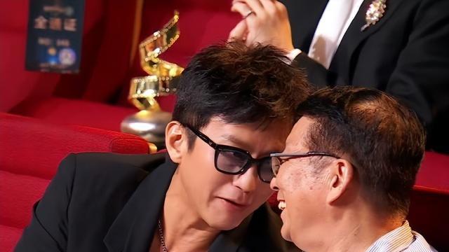 电影之夜台下直拍：邓超黄晓明同坐无交流，佟丽娅忙着玩手机