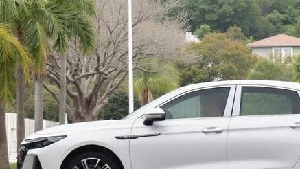 奇瑞艾瑞泽8：从外观到动力，5000公里带你探索驾驶的无限乐趣！