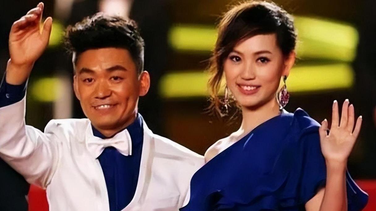 王宝强离婚8年众生相，有人身家30亿，有人县城摆摊