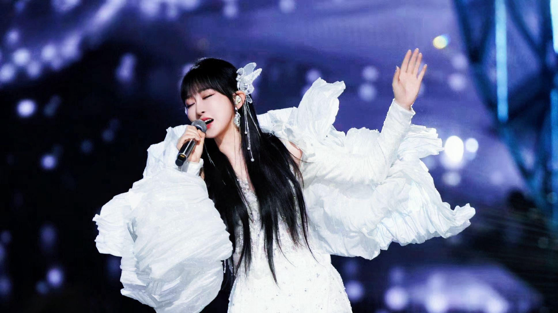 反拿话筒的萨顶顶，她的“消失”，打脸了多少假唱歌手？