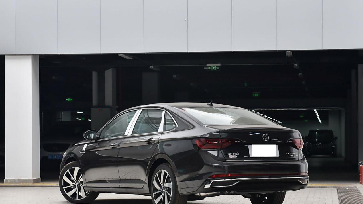 全新亲民版“帕萨特”上市！不足15万起售，配1.5T 7速干式双离合