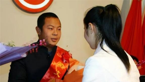 江西女子车祸昏迷后醒来，坚称是陌生白衣男子救了她，不是消防员。这怎么可能呢？
