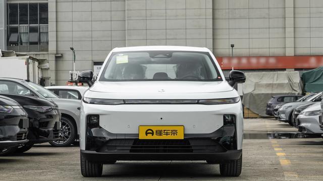 零跑B10车主真实反馈：双大模型有亮点，做工质感像“开盲盒“