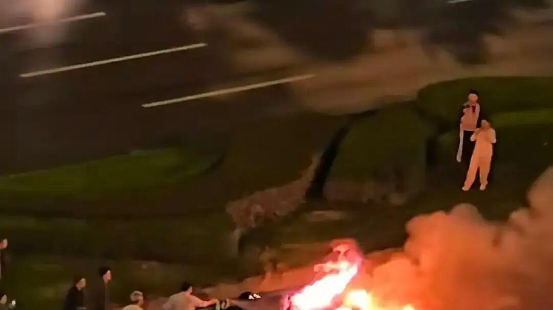 小米汽车爆燃事故未解，甩锅黑公关惹众怒，它还能赢回信任吗？