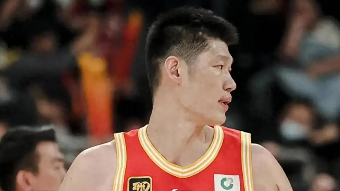 突发，胡金秋伤退，剧烈呕吐，原因找到，此前曾脾脏破裂