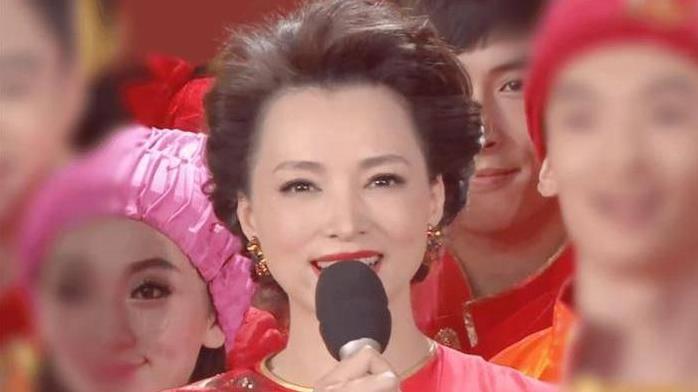 惊！消失2年的51岁董卿近况曝光，儿子回国，夫妻关系成谜