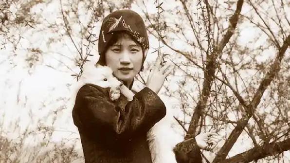 1988年，88岁的张幼仪安详离世，墓碑上的四个字尽是对徐志摩讽刺
