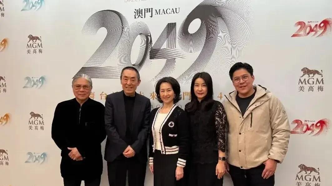 霍启刚又胖了！参加百花迎春晚会裤子短半截，手上拿着两部手机